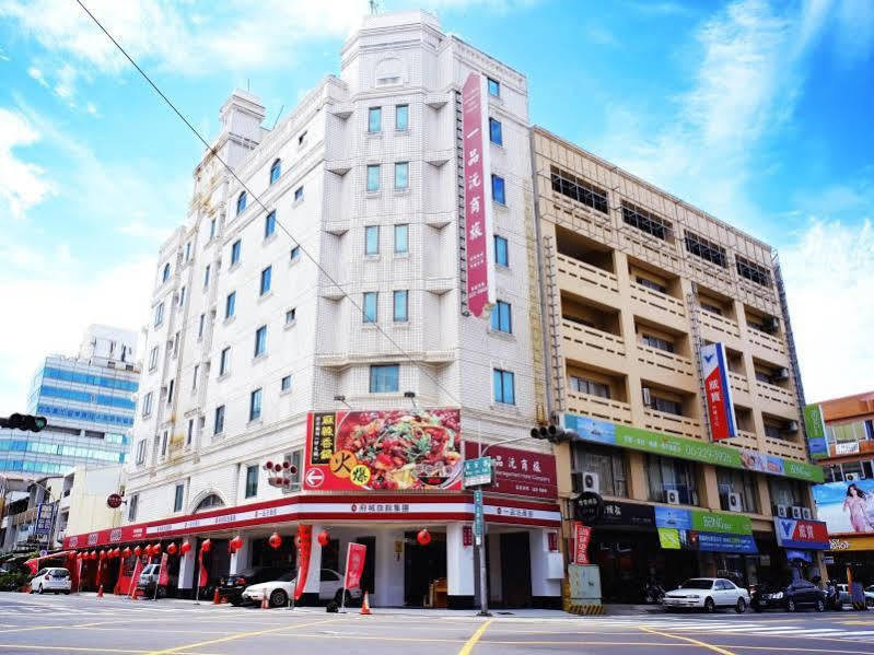 Yi Pin Yuan Hotel Тайнань Экстерьер фото
